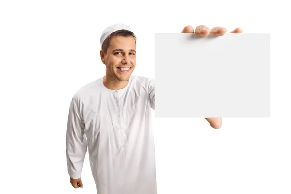身穿白色民族服装的年轻人在摄像机前出示空白卡片 照片背景为白色 — 图库照片