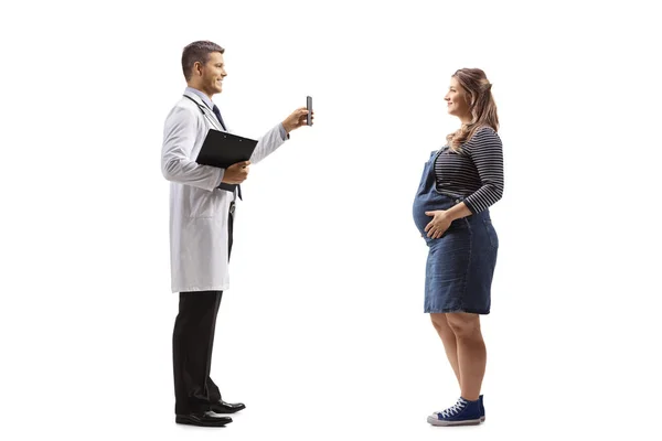 Medico Maschio Che Mostra Uno Smartphone Una Donna Incinta Isolata — Foto Stock