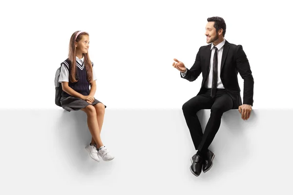 Homem Terno Gravata Sentado Painel Branco Conversando Com Uma Estudante — Fotografia de Stock