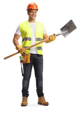 Beyaz arka planda izole edilmiş bir kürek tutan bir inşaat işçisinin tam boy portresi.