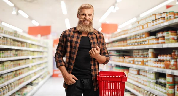 Baard Jongeman Met Een Boodschappenmandje Een Supermarkt — Stockfoto