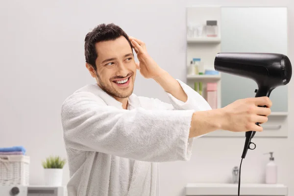 Junger Mann Bademantel Trocknet Sich Badezimmer Die Haare — Stockfoto