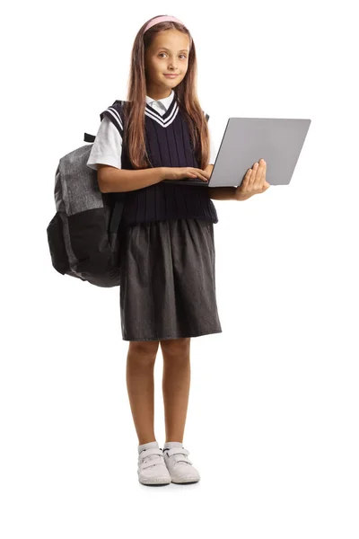 Uczennica Szkolnym Mundurku Trzymająca Laptopa Patrząca Kamerę Odizolowaną Białym Tle — Zdjęcie stockowe