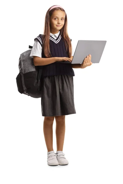 Studentessa Uniforme Scolastica Possesso Computer Portatile Guardando Fotocamera Isolata Sfondo — Foto Stock