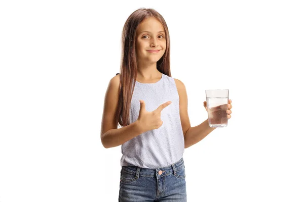 Linda Niña Sosteniendo Vaso Agua Apuntando Aislado Sobre Fondo Blanco — Foto de Stock