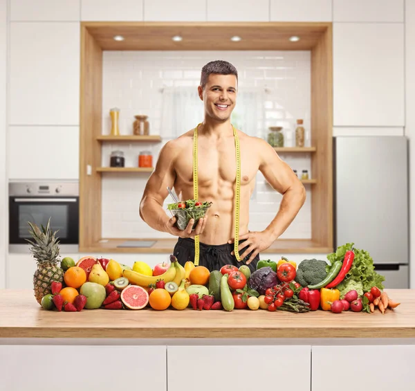 Shirtless Muscular Cara Com Uma Pilha Frutas Legumes Segurando Uma — Fotografia de Stock