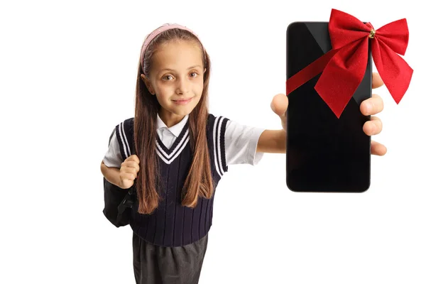 白い背景に隔離されたカメラの前に赤いリボンを持つスマートフォンを示す女子高生 — ストック写真