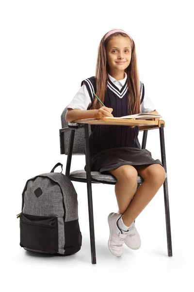 Dziewczyna Szkolnym Mundurku Siedząca Szkolnym Krześle Długopisem Notatnikiem Patrząca Kamerę — Zdjęcie stockowe