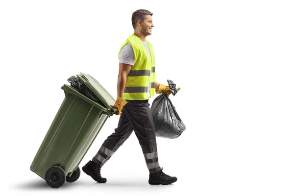 Hombre Papelera Caminando Tirando Cubo Verde Llevando Una Bolsa Plástico —  Fotos de Stock