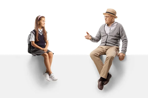 Nonno Una Studentessa Seduti Pannello Bianco Parlando Isolati Sfondo Bianco — Foto Stock