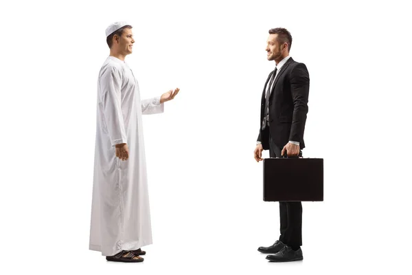 Filme Perfil Completo Homem Árabe Conversando Com Empresário Isolado Fundo — Fotografia de Stock