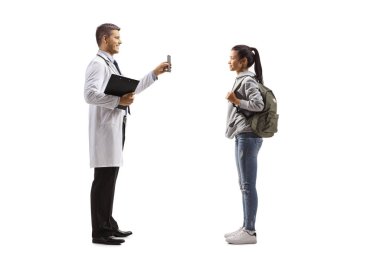Erkek doktor beyaz arka planda izole edilmiş bir kız öğrenciye cep telefonu gösteriyor. 