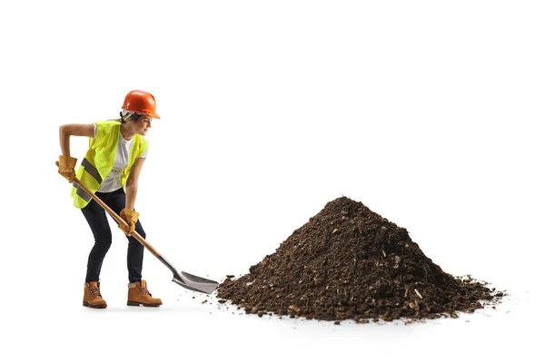 Vrouwelijke Bouwvakker Graven Van Een Stapel Aarde Met Een Schop — Stockfoto