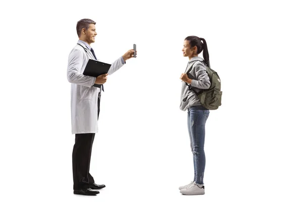 白地に隔離された女子学生に携帯電話を示す男性医師 — ストック写真