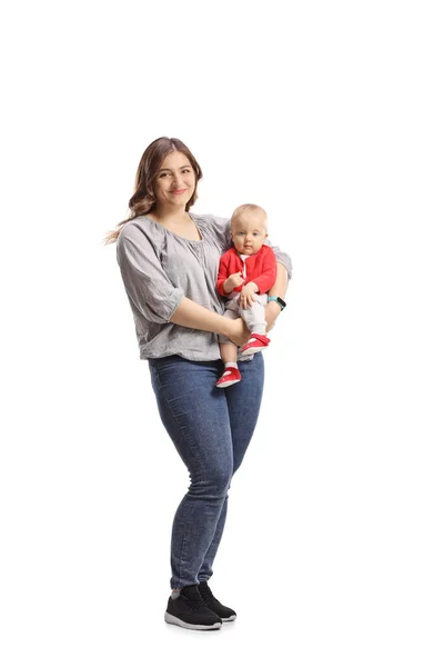 Retrato Completo Una Madre Sosteniendo Bebé Aislado Sobre Fondo Blanco — Foto de Stock