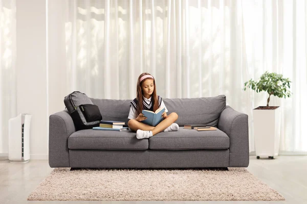 Schulmädchen Uniform Sitzt Auf Einer Couch Und Liest Hause Wohnzimmer — Stockfoto