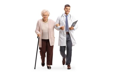 Beyaz arka planda, yaşlı bir kadını omzunun altında yürüyen ve tutan bir erkek doktorun tam boy portresi.