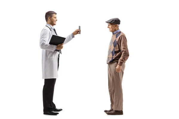 Молодой Врач Показывает Мобильный Телефон Пожилому Пациенту Изолированному Белом Фоне — стоковое фото