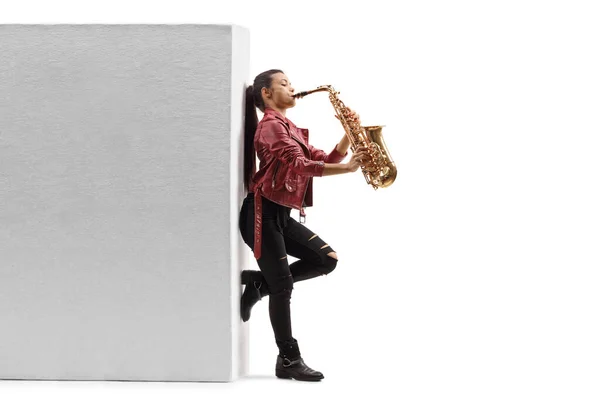 Полнометражный Снимок Молодой Саксофонистки Играющей Белом Фоне Стене — стоковое фото