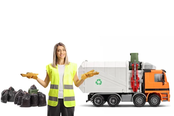 白地に隔離された背部の女性廃棄物収集家とゴミ収集車 — ストック写真