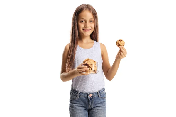 Menina Segurando Biscoitos Chocolate Chip Sorrindo Isolado Fundo Branco — Fotografia de Stock