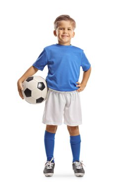 Futbol formalı mutlu bir çocuğun beyaz arka planda izole edilmiş bir topla poz verişinin tam boy portresi.