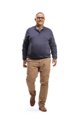 Olgun gülümseyen bir adam beyaz arka planda kameraya doğru yürüyor.