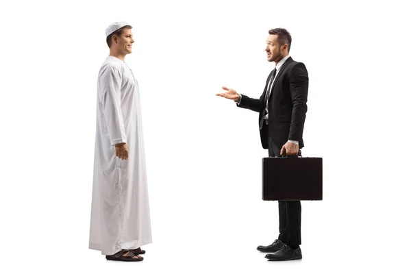 Full Length Profile Shot Young Arab Man Having Conversation Businessman — Stock Photo, Image