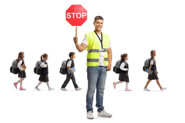 Man Met Stopbord Schoolkinderen Die Weg Oversteken Een Witte Achtergrond — Stockfoto