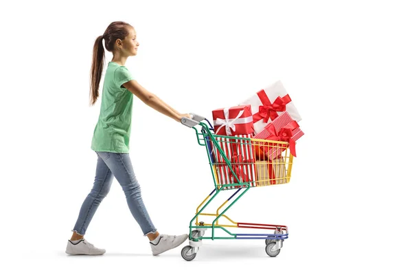 Vollständige Profilaufnahme Eines Kindes Das Einen Einkaufswagen Mit Verpackten Geschenkschachteln — Stockfoto