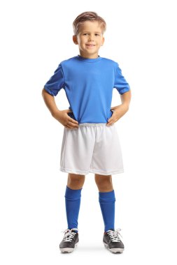Beyaz arka planda izole edilmiş, spor formalı, poz veren ve gülümseyen sevimli bir çocuğun tam boy portresi.