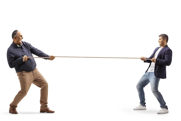 一个成熟的男人和一个年轻的男人拉一根用白色背景隔开的绳子的全长轮廓镜头 — 图库照片