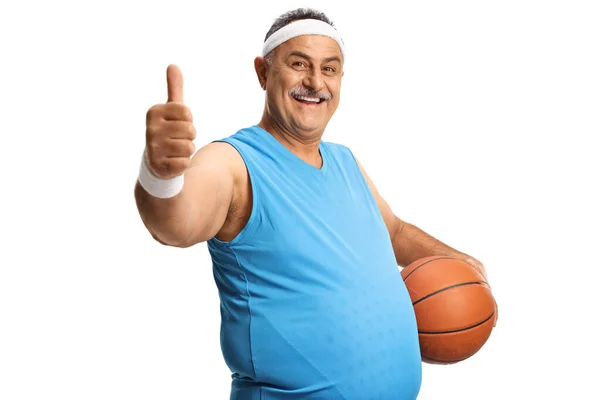 一个快乐而成熟的男人举起大拇指 举着一个被白色背景隔开的篮球 — 图库照片