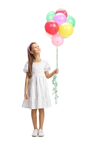 全长的画像 一个身穿白色衣服的女孩拿着一堆气球 在白色的背景上孤立地抬头看 — 图库照片