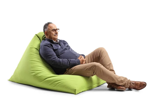 Entspannter Reifer Mann Sitzt Auf Einem Grünen Sitzsack Stuhl Auf — Stockfoto