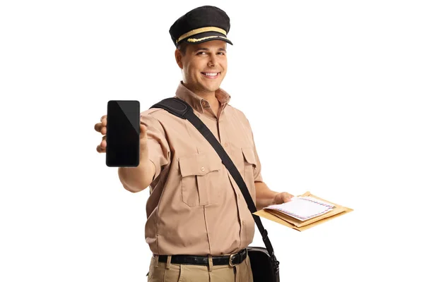 Usmívající Pošťák Drží Dopis Ukazuje Mobilní Telefon Izolovaný Bílém Pozadí — Stock fotografie