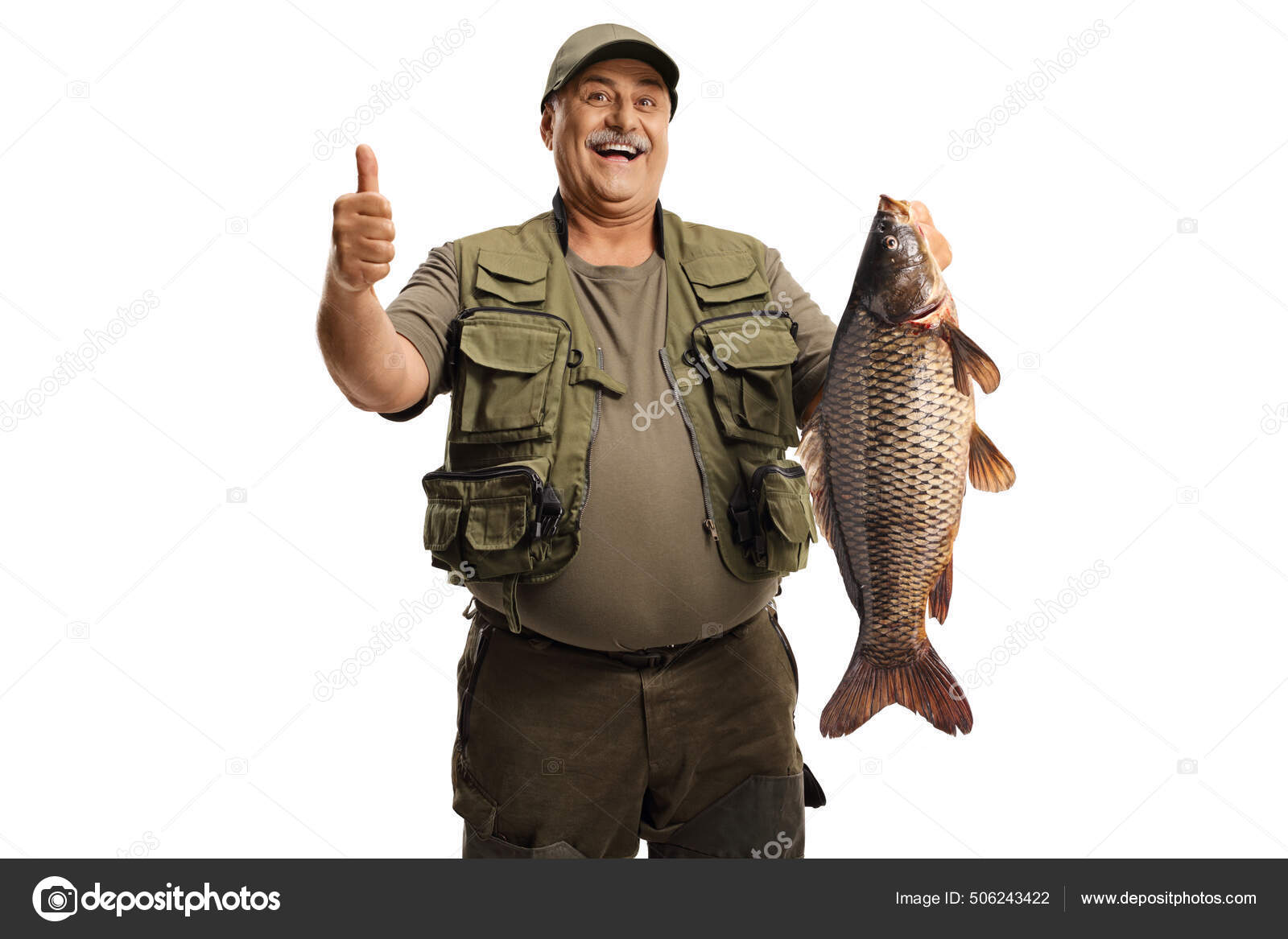 快乐的渔夫拿着一条大鲤鱼为一个被白色背景隔开的大拇指标志做手势