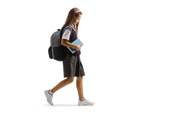 Ganztägige Profilaufnahme Einer Traurigen Schülerin Schuluniform Die Ein Buch Isoliert — Stockfoto