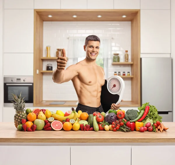 Homem Topless Com Uma Pilha Frutas Legumes Segurando Uma Balança — Fotografia de Stock