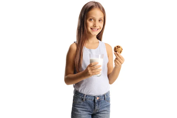 Menina Bonito Segurando Biscoito Chocolate Copo Leite Isolado Fundo Branco — Fotografia de Stock