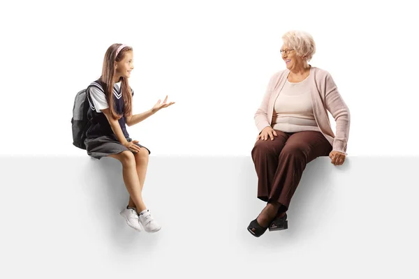 Colegiala Sentada Panel Blanco Escuchando Abuela Aislada Sobre Fondo Blanco — Foto de Stock