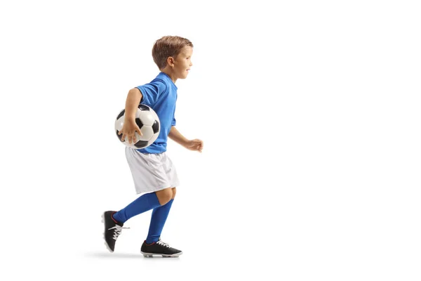 Foto Perfil Completo Niño Jersey Sosteniendo Una Pelota Fútbol Corriendo — Foto de Stock