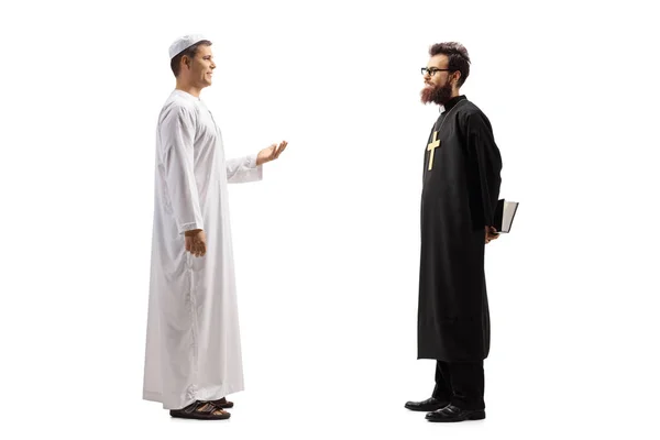 Полнометражный Снимок Мужчины Этнической Одежде Разговаривающего Священником Белом Фоне — стоковое фото