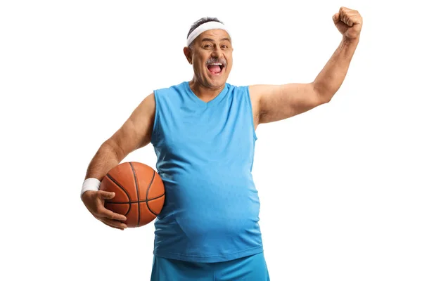 Glücklicher Älterer Mann Hält Einen Basketball Und Gestikuliert Mit Der — Stockfoto