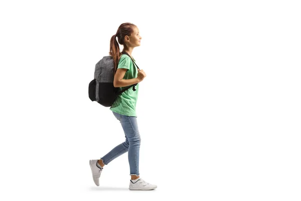 バックパックを持っている女の子の完全な長さのプロフィールショットと白の背景に隔離された歩行 — ストック写真