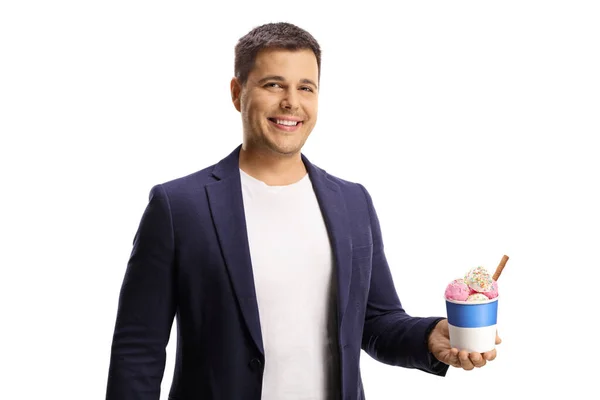 Молодий Чоловік Тримає Морозиво Паперовій Чашці Посміхається Ізольовано Білому Тлі — стокове фото