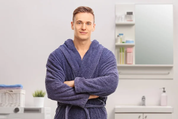 Tipo Con Albornoz Sonriendo Mirando Cámara Dentro Baño — Foto de Stock