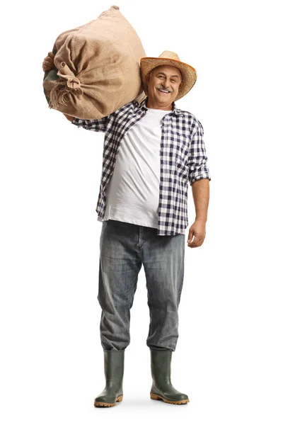 全长肖像一个成熟的农民摆姿势与一个背包在他的肩上孤立的白色背景 — 图库照片