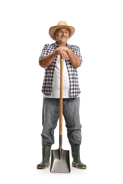 Portret Dojrzałego Rolnika Opierającego Się Łopatę Uśmiechającego Się Białym Tle — Zdjęcie stockowe