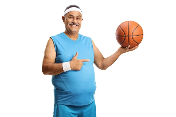 快乐而成熟的男人 拿着篮球 用白色的背景把自己隔离起来 — 图库照片